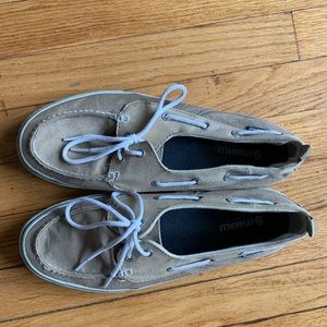 BEIGE BOAT SHOES